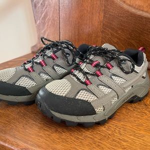 Boys Merrell hiking shoes: size 2.5 M